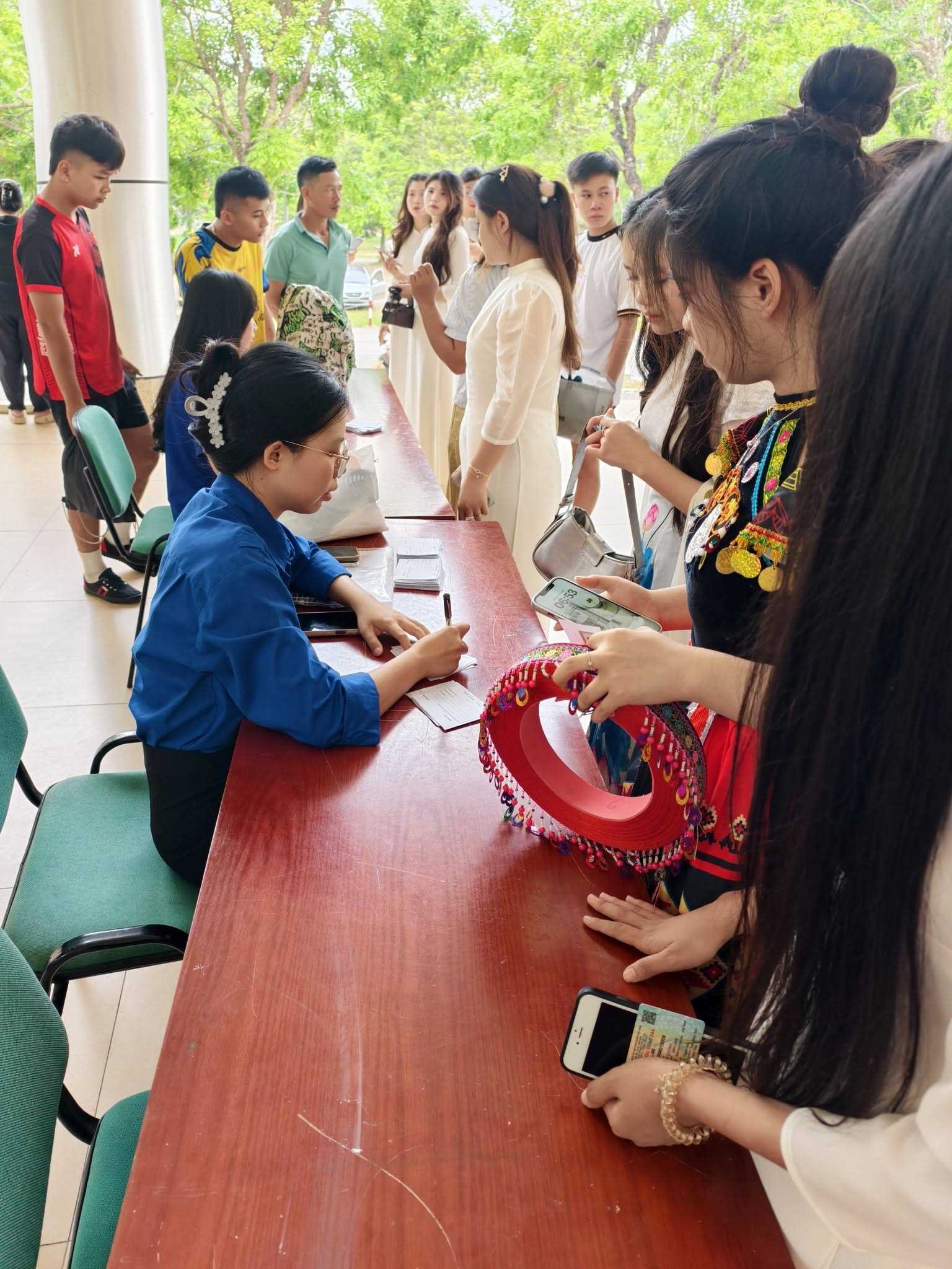 Tuổi trẻ Trường Đại học Hồng Đức tích cực hỗ trợ Thí sinh tham gia kỳ thi năng khiếu tuyển sinh năm 2026